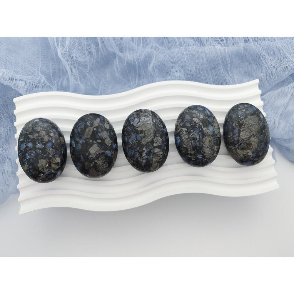 Black Que Sera Palm Stone